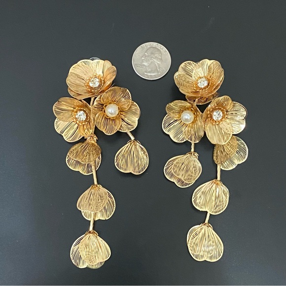 Unique Gold-tone Lightweight Cascading 3D Flower Statement Dangle Earrings 22g - Picture 5 of 14